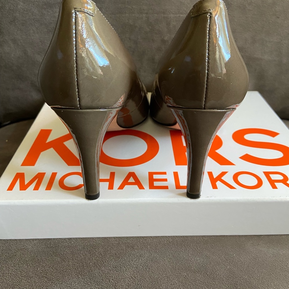 Michael Kors patent leather pump. Size 7 - Picture 6 of 10